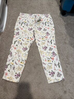 Old Navy White Floral pixie pants. NWT